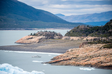你爱的不是我,你心里还藏着谁,你爱的不是我,是否是我错了,是什么歌里的？