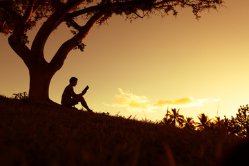 100句英语句子（谚语和名言一共一百句）<带中文翻译>