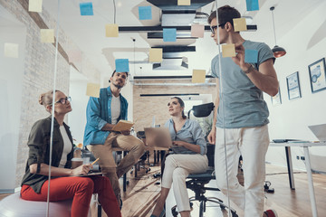 你爱的不是我,你心里还藏着谁,你爱的不是我,是否是我错了,是什么歌里的？