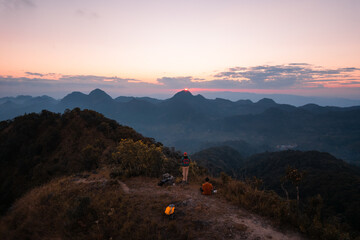你爱的不是我,你心里还藏着谁,你爱的不是我,是否是我错了,是什么歌里的？