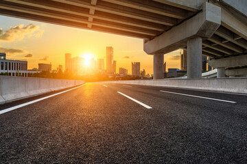 你爱的不是我,你心里还藏着谁,你爱的不是我,是否是我错了,是什么歌里的？