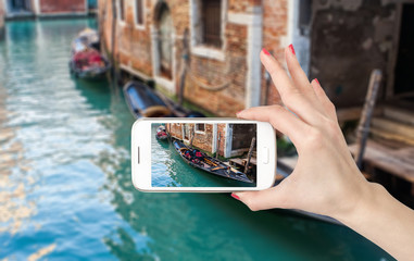 你爱的不是我,你心里还藏着谁,你爱的不是我,是否是我错了,是什么歌里的？